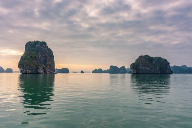 Şafak vakti Ha Long Körfezi, Vietnam