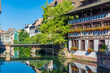 Strazburg, Fransa 'daki Petite Venice bölgesinin kanallarında yansımalar