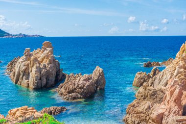 Li Cossi sahilinin berrak suları, Sardunya, İtalya