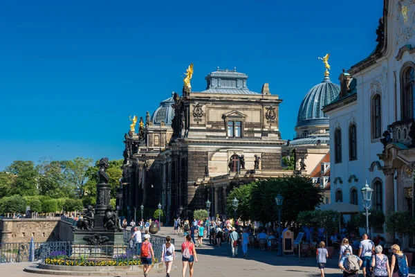 Dresden Alemanha Julho 2020 Pessoas Que Caminham Nas Margens Rio — Fotografia de Stock