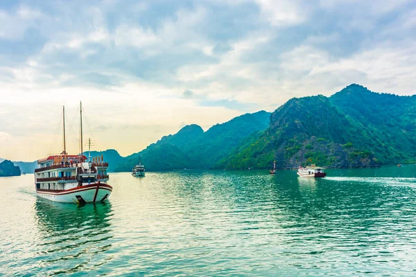 Long Bay Vietnam January 2020 Човен Пливе Бухті Лонг — стокове фото