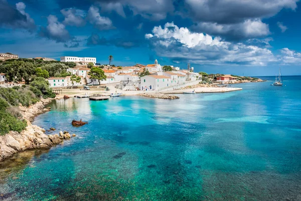 İtalya, Sardunya 'daki Asinara Adası' ndaki güzel Cala d 'Oliva kasabası ve plajı