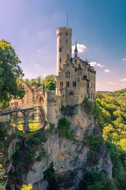 Lichtenstein Şatosu (Schloss Lichtenstein), Güney Almanya 'nın Swabian Jura bölgesinde Honau, Reutlingen yakınlarındaki Echaz vadisine bakan Gotik Diriliş tarzında bir saray.