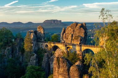 Sakson İsviçre, Almanya 'daki Bastei Köprüsü üzerinde güzel bir gün doğumu.