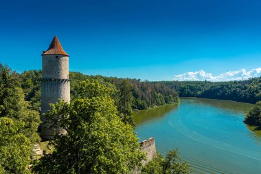 Vltava Nehri 'nin ve Çek Cumhuriyeti' nin Zvikov Kalesi 'nin güzel manzarası