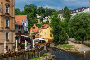 CESKY KRUMLOV, CZECH REUBLIC, 1 AĞUSTOS 2020: Tarihi merkezin güzel sokak manzarası