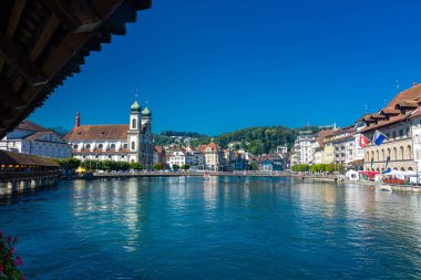 LUCERNE, SWitzERLAND, 8 AĞUSTOS 2020: Lucerne kilisesi ve nehir manzarası