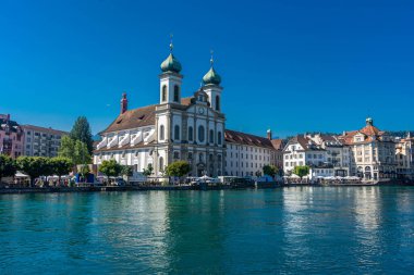 LUCERNE, SWitzERLAND, 8 AĞUSTOS 2020: Lucerne kilisesi ve nehir manzarası