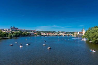 PRAG, CZECH Cumhuriyet, 31 HAZİRAN 2020: Vltava Nehri üzerindeki güzel şehir manzarası