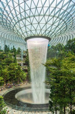 SINGAPORE, 27 Eylül 2019: Jewel Changi Havaalanı 'ndaki dünyanın en büyük kapalı şelalesi