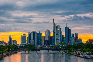 FRANKFURT, GERMANY, 25 HAZİRAN 2020: Gün batımında Frankfurt am Main 'in şehir manzarası.