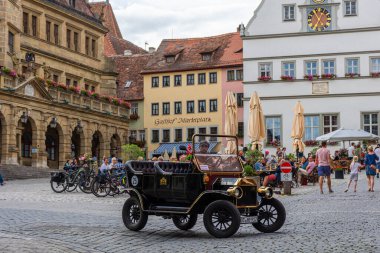 ROTHENBURG OB DER TAUBER, GERMANY, 26 HAZİRAN 2020: Tarihi merkezin caddesindeki renkli yarı keresteli evler