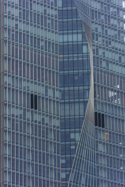 ŞENZHEN, ÇİN, 02 HAZİRAN 2020: Çevresel sürdürülebilirliğin sembolü olan Shenzhen iş bölgesinin çarpık gökdeleni
