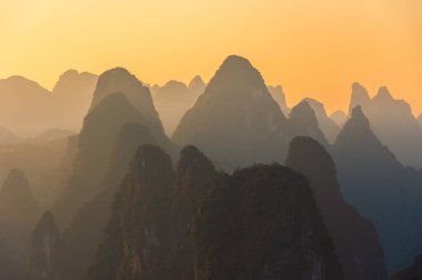 Xingping, Guilin, Çin 'in karst manzarasında inanılmaz bir gün batımı.