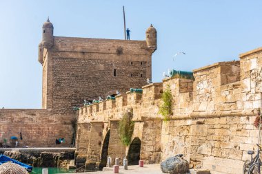 Kale, köprü ve küçük Essaouira limanı, Fas
