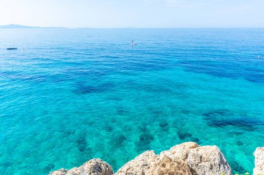 Adriyatik Denizi üzerindeki uçurumlar Jagodna Sahili, Hvar, Hırvatistan