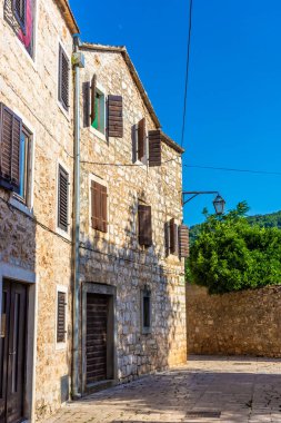 Antik Stari Grad sokağı, Hırvatistan 'ın Hvar Adası' ndaki küçük bir kasaba