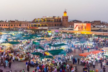 MARRAKECH, MOROCCO, 3 Eylül 2018: Djemaa El Fna pazar meydanı alacakaranlıkta yukarıdan