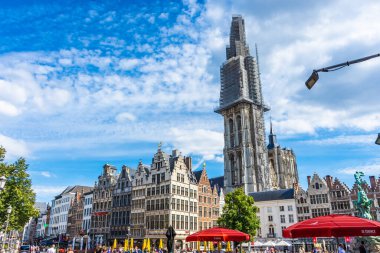 ANTWERP, BELGIUM, 22 HAZİRAN 2020 Belediye binasının meydanındaki güzel binalar