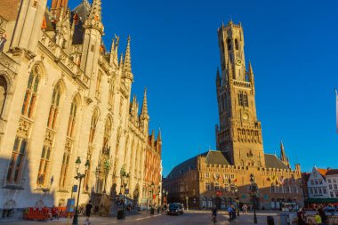 BRUGES, BELGIUM, 21 HAZİRAN 2020: Ana meydan ve belediye binası