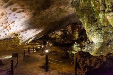 Vietnam 'da Ha Long Körfezi' nde büyük bir mağara.