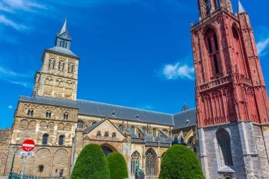 Hollanda 'nın Maastricht katedrali ve kırmızı çan kulesi