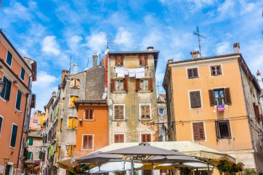 ROVINJ, CROATIA, 14 AĞUSTOS 2019: Eski kasabadaki renkli binalar