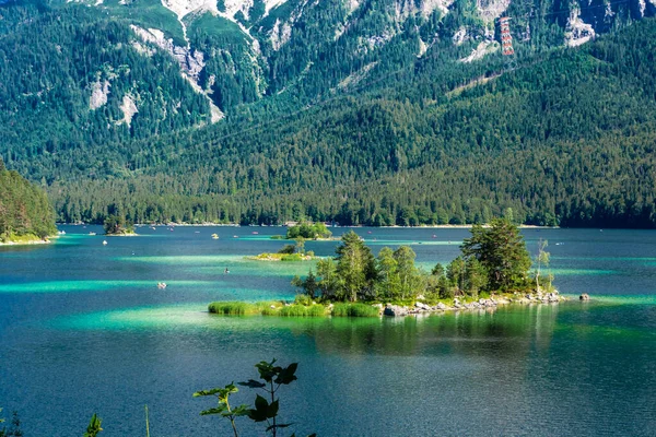 Pemandangan Faboulus Danau Eibsee Dengan Air Pirus Depan Puncak Zugspitze — Stok Foto