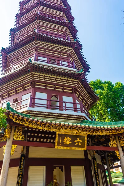 中国広東省広州市にある霊龍寺の塔 — ストック写真
