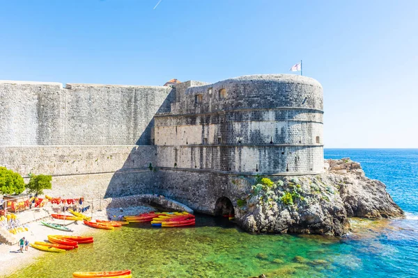 DUBROVNIK, CROATIA, 13 AĞUSTOS 2019 Kalenin Duvarları Altındaki Plaj