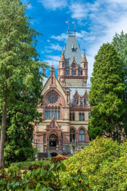 Schloss Drachenburg Şatosu, Almanya 'nın Bonn kenti yakınlarındaki Konigswinter' da yer alan bir saraydır.