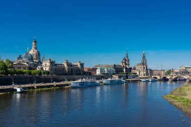 Dresden, Almanya 'daki Elbe nehri kıyısından Frauenkirche manzarası