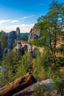 Sakson İsviçre, Almanya 'daki Bastei Köprüsü üzerinde güzel bir gün doğumu.