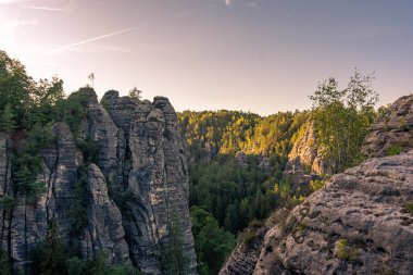 Sakson İsviçre Ulusal Parkı, Almanya 'nın karst dağları üzerinde güzel bir gün batımı
