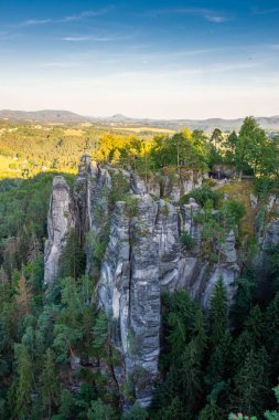 Sakson İsviçre Ulusal Parkı, Almanya 'nın karst dağları üzerinde güzel bir gün batımı