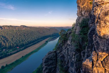 Elbe Nehri üzerindeki muhteşem hava manzarası, Sakson İsviçre Ulusal Parkı, Almanya