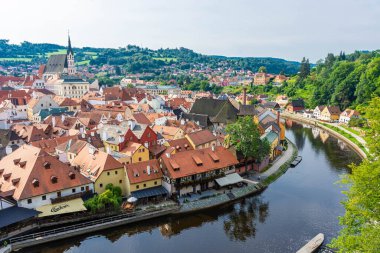 CESKY KRUMLOV, CZECH REPUBLIC, 1 AĞUSTOS 2020: Tarihi merkezin şaşırtıcı şehir manzarası