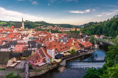 CESKY KRUMLOV, CZECH REPUBLIC, 1 AĞUSTOS 2020: Tarihi merkezin şaşırtıcı şehir manzarası