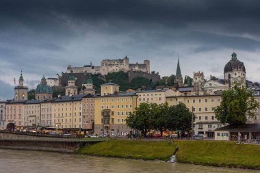 SALZBURG, AUSTRIA, 2 AĞUSTRU 2020: Salzburg Kalesi ve Salzach Nehri 'nin güzel manzarası