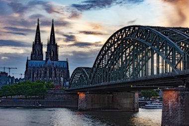 COLOGNE, GERMANY, 23 HAZİRAN 2020: Köln Katedrali ve Hohenzollern Köprüsü Alacakaranlık 'ta