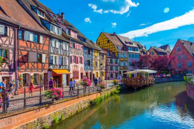 COLMAR, FRANCE, 18 HAZİRAN 2020: Colmar 'ın renkli kanalı