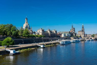 dreSDEN, GERMANY, 23 HAZİRAN 2020: Elbe nehir kıyılarından FRauenkirche manzarası
