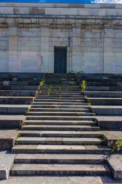 NUREMBERG, ALMANY, 28 HAZİRAN 2020: Almanya 'nın Nuremberg kentindeki Zeppelinfeld tribününün kalıntıları. 1933-1938 yılları arasında Adolf Hitler 'in Nazi Partisi mitingleri sırasında konuşma yaptığı tribündür..
