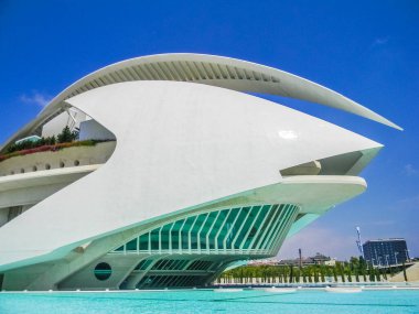 VALENCIA, İspanya, 19 Mart 2019: VALENCIA, İspanya, 19 Mart 2019: Modern sanat ve bilim şehrinin gelecekteki mimarisi ve temiz havuzu