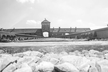 AUSCHWitz, POLAND, 16 HAZİRAN 2018: Birkenau 'nun eski demiryolu