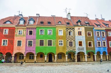 POZNAN, POLAND, 27 AĞUSTOS 2018: Eski M 'nin renkli evleri