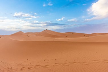 Alacakaranlıkta Sahra Çölü 'nün kumullarının güzel manzarası, Merzouga, Fas