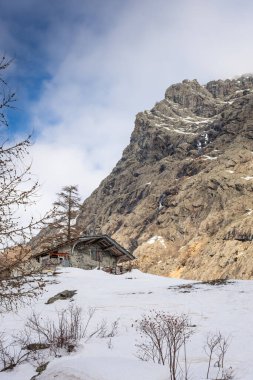 Piedmont, İtalya 'daki Pian della Mussa Dağı' nda karlı bir manzara.