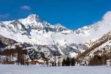 Piedmont, İtalya 'daki Pian della Mussa Dağı' nda karlı bir manzara.