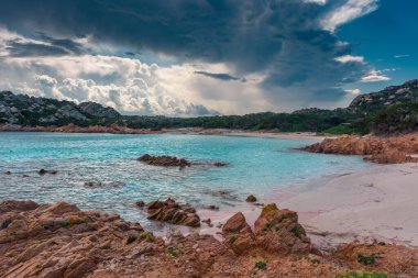 Budelli Adası, Maddalena Takımadası, Sardunya, İtalya 'daki inanılmaz pembe kumsal.